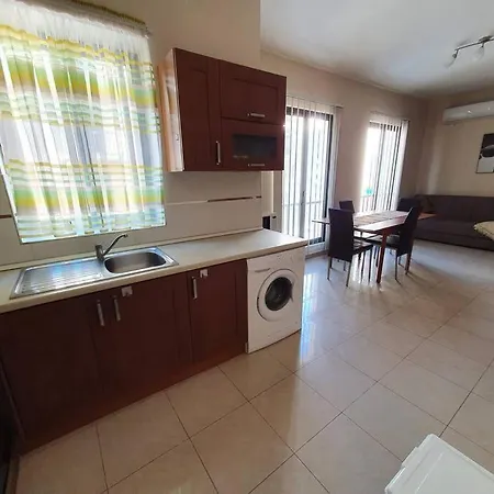 Sea Views Apartment-wifi-sleep 5 * Marsaskala