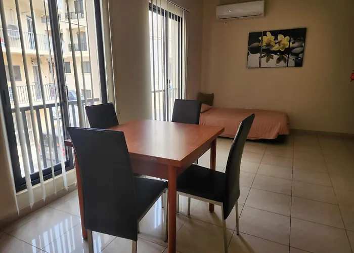 Sea Views Apartment-wifi-sleep 5 Marsaskala