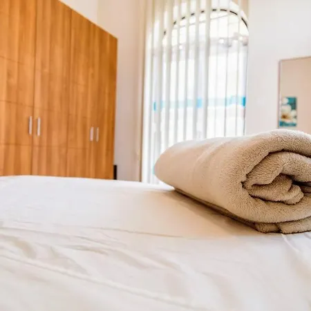 Sea Views Apartment-wifi-sleep 5 * Marsaskala