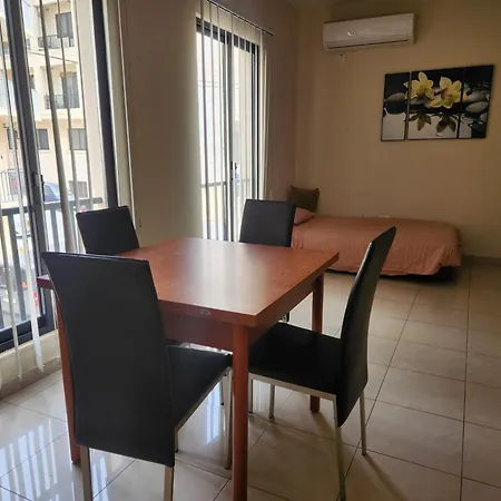 Sea Views Apartment-wifi-sleep 5 Marsaskala